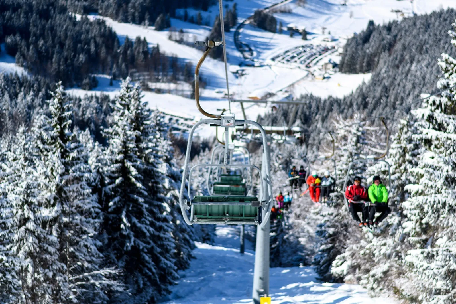 Az ülőlift sora a havas fenyvesek között
