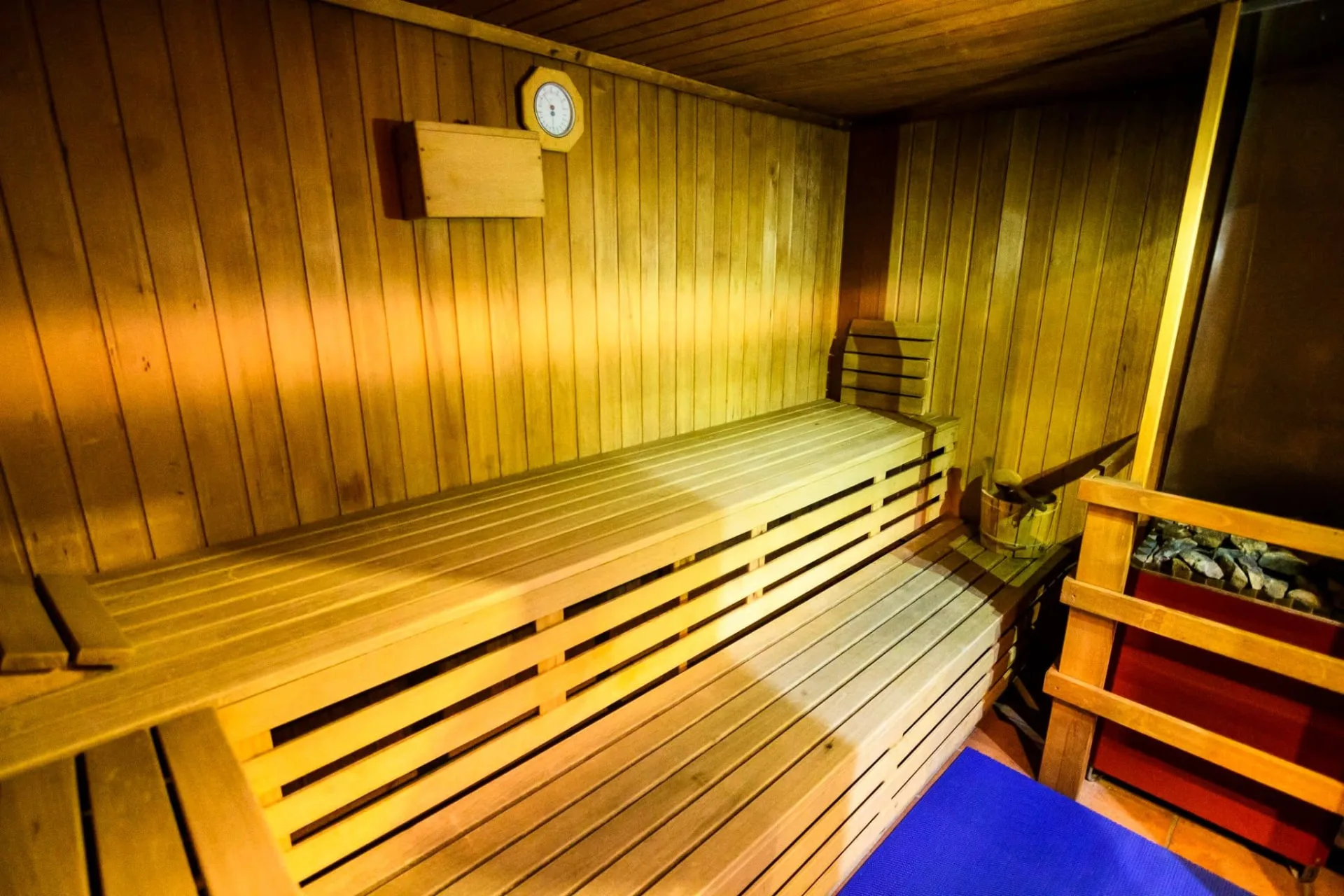 A hotel faburkolatú finn szaunája