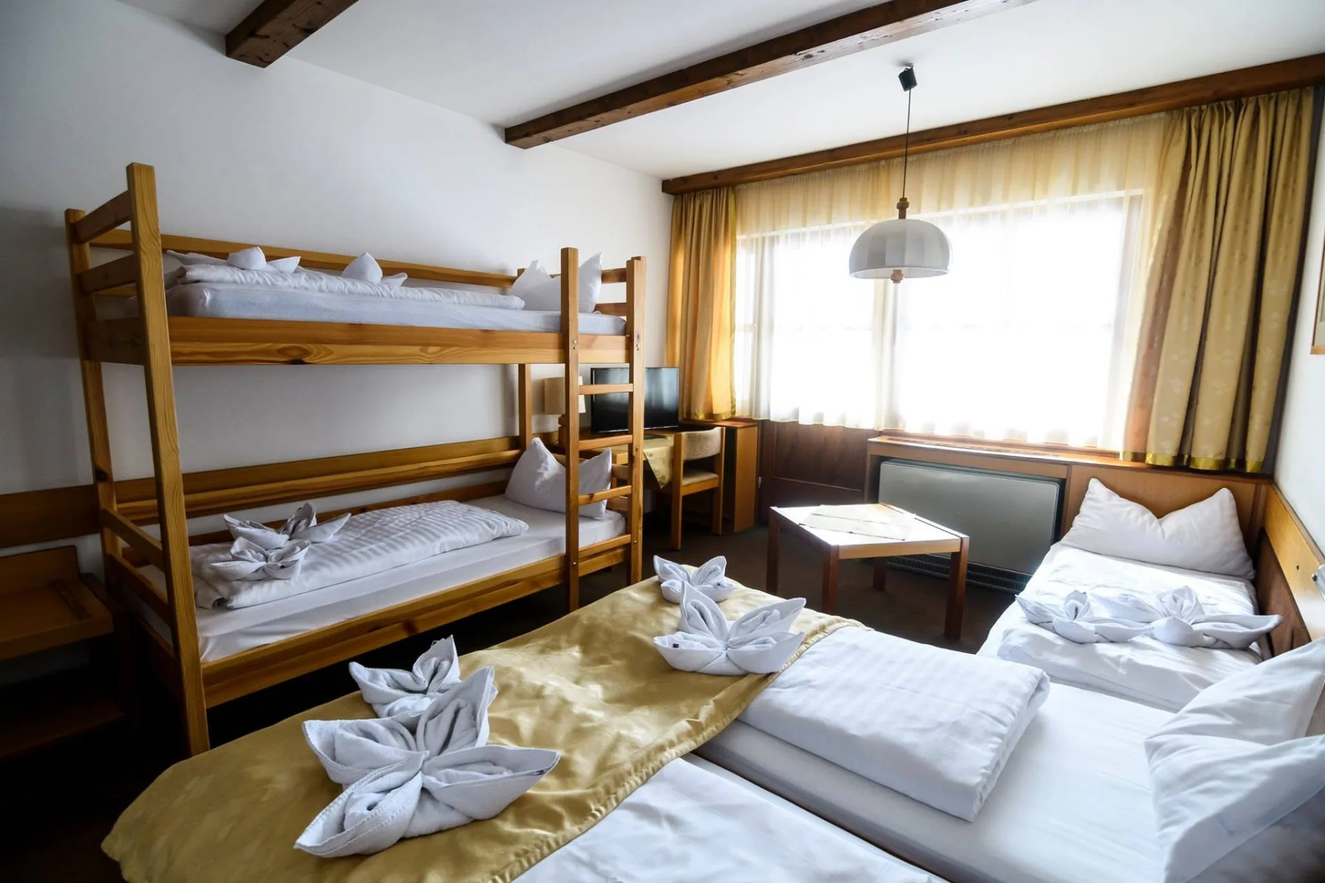 A hotel egyik szobája emeletes ággyal és franciaággyal