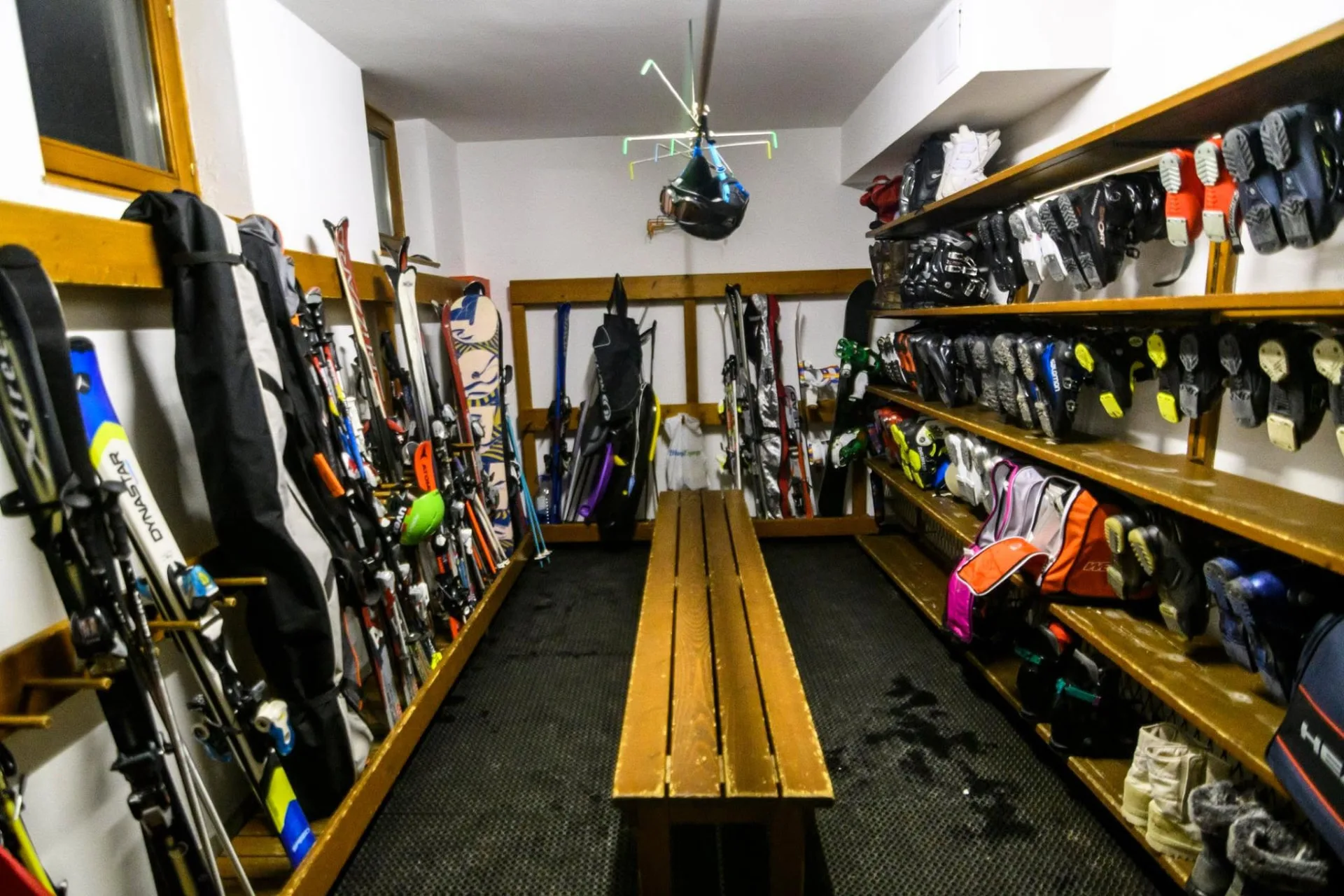 A hotel fűtött sítárolója felszerelésekkel