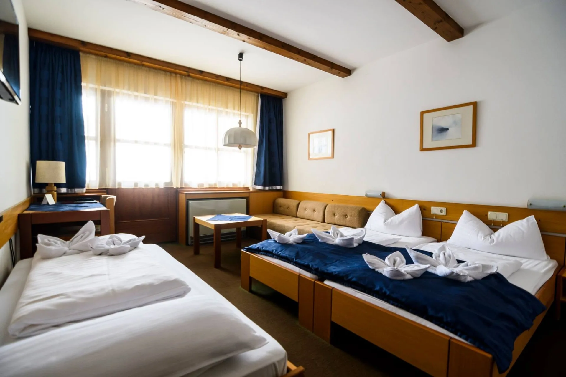 A hotel egyik szobája két külön ággyal