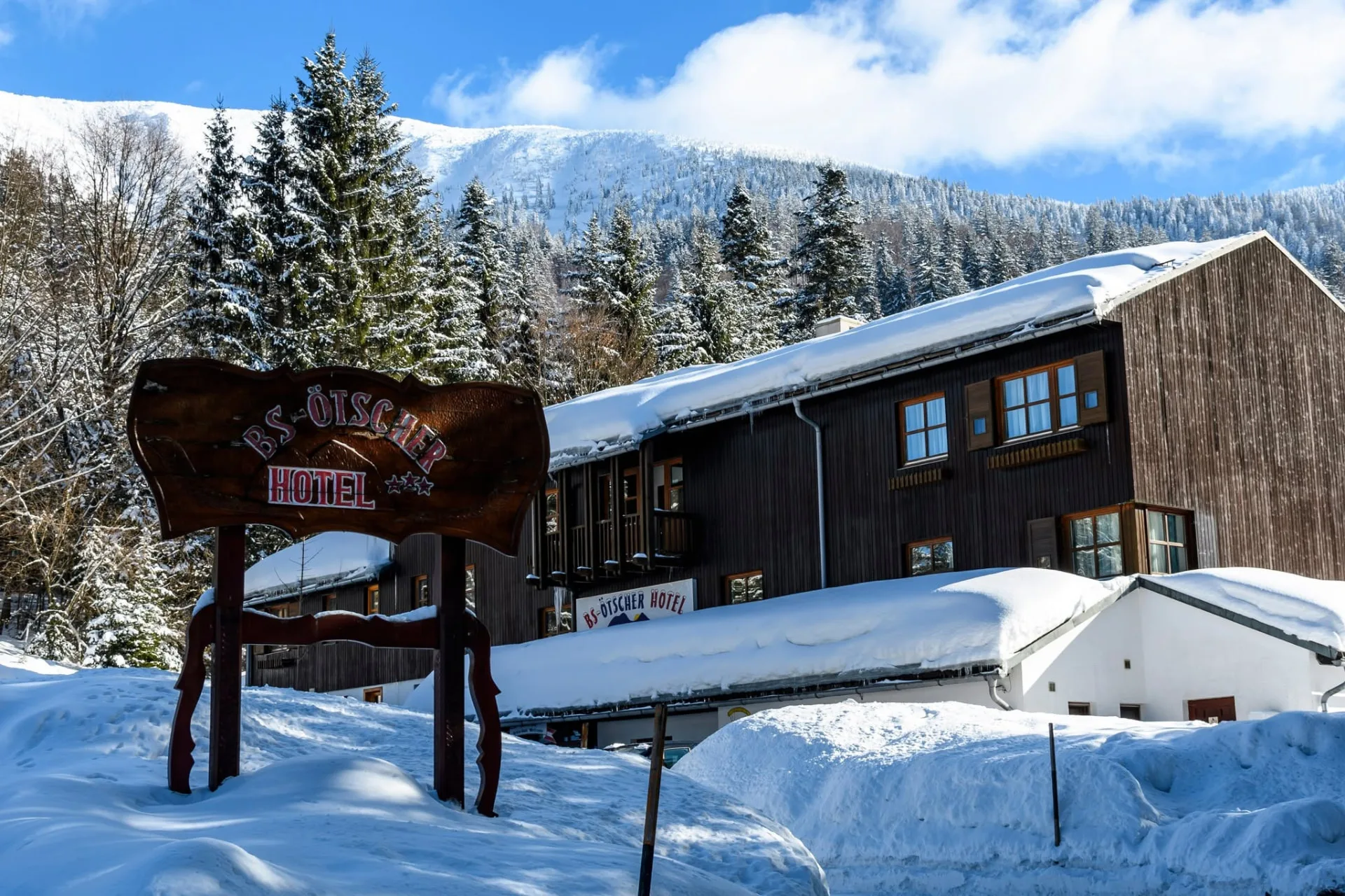 A BS-Ötscher Hotel cégtáblája a havas bejáratnál