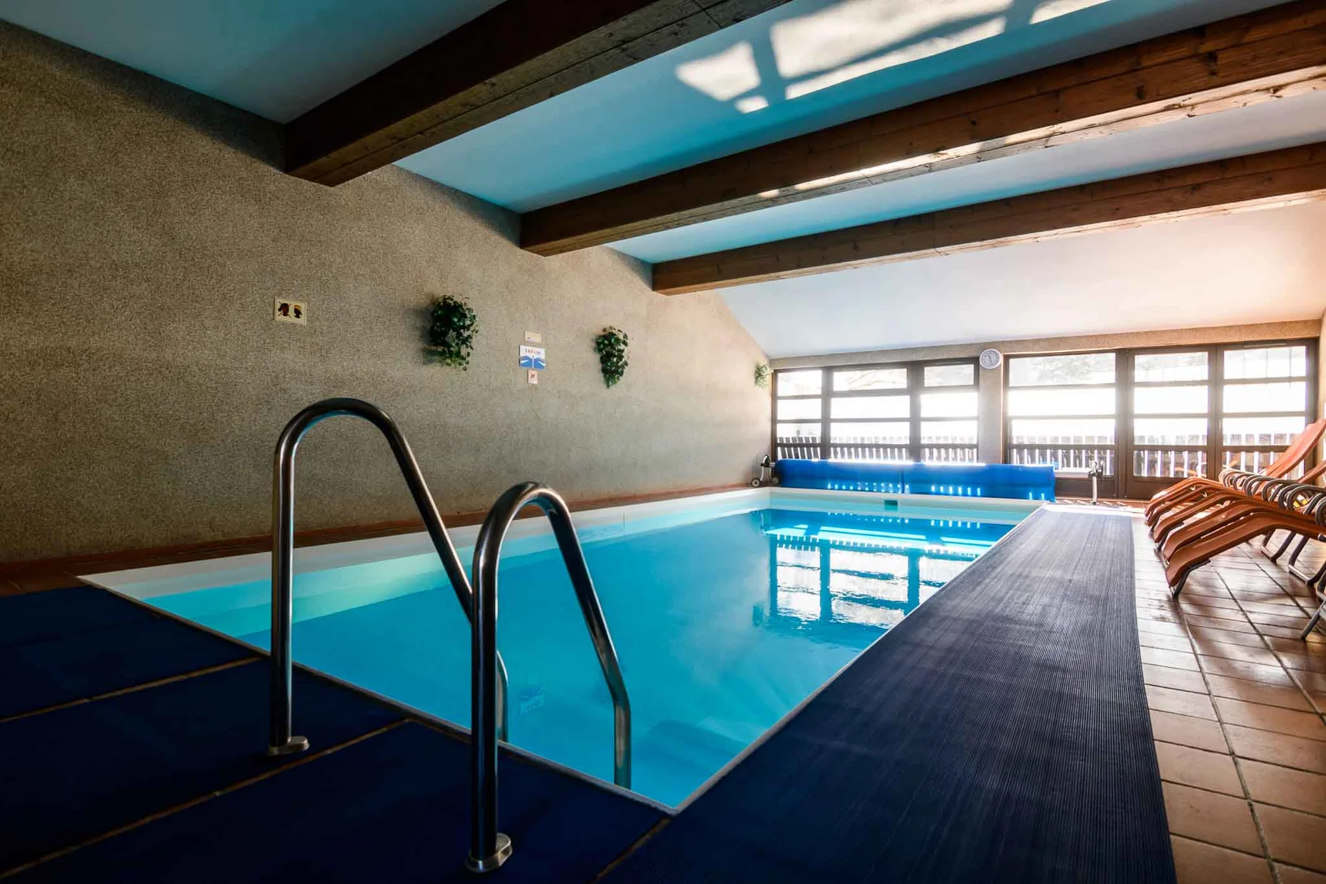 A hotel beltéri medencéje