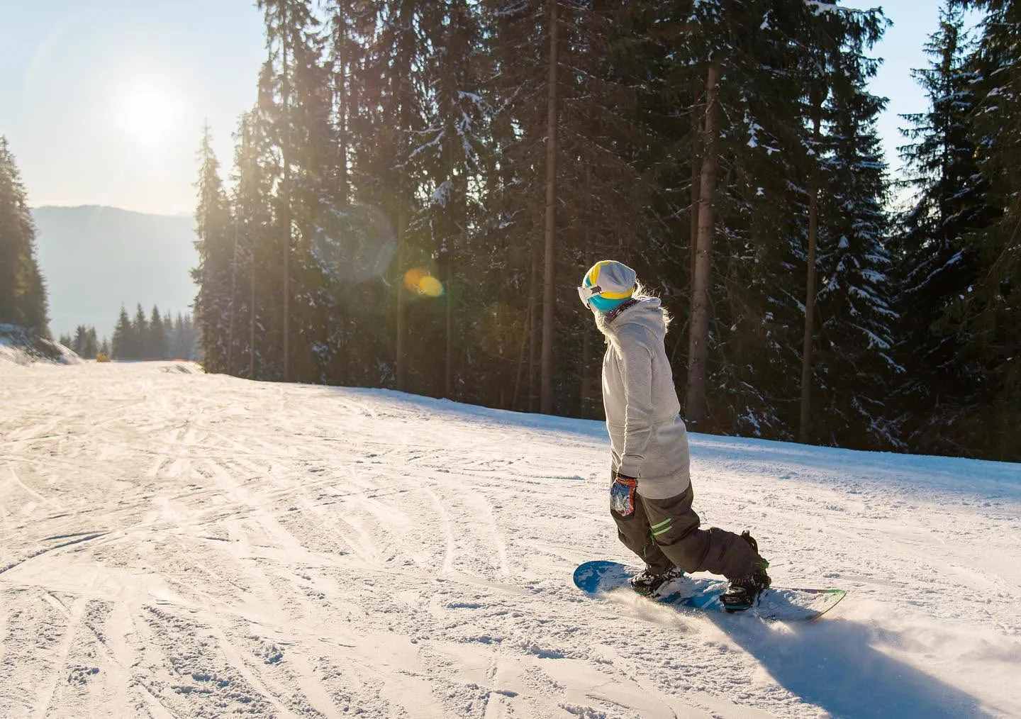Snowboardos a napsütéses pályán